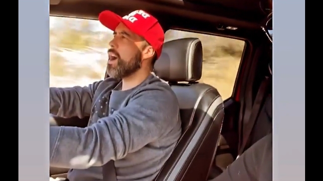 La animada y romántica interpretación de Claudio Bravo al volante