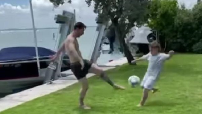 ¿Seguirá la dinastía? Lionel Messi disfrutó jugando fútbol con sus hijos en vacaciones