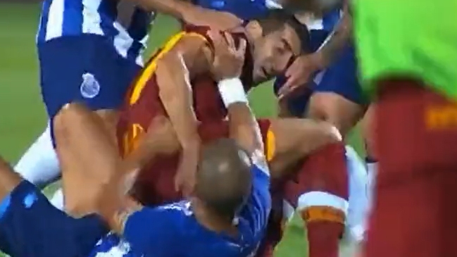 ¿Amistoso? Pepe generó trifulca por dura entrada contra Mkhitaryan en duelo de Porto y AS Roma