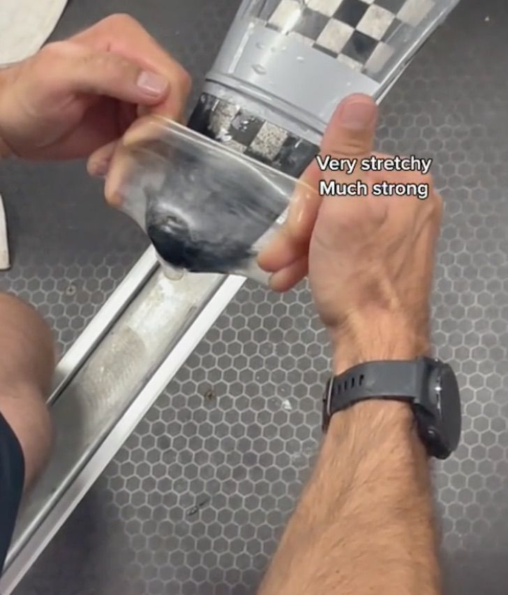 Australiana que ganó medalla de oro en Tokio reparó su kayak usando un preservativo