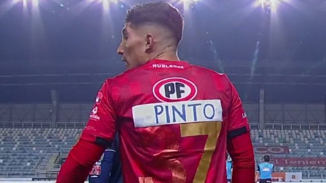 “La Chilean Premier League”: Las reacciones por la “remendada” camiseta 7 de Mathias Pinto