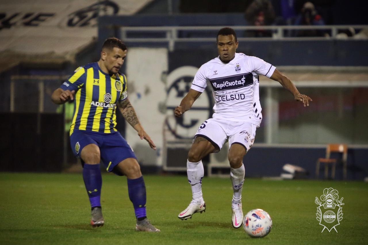 Gimnasia frenó a Rosario Central y se anotó su primer triunfo en la liga argentina