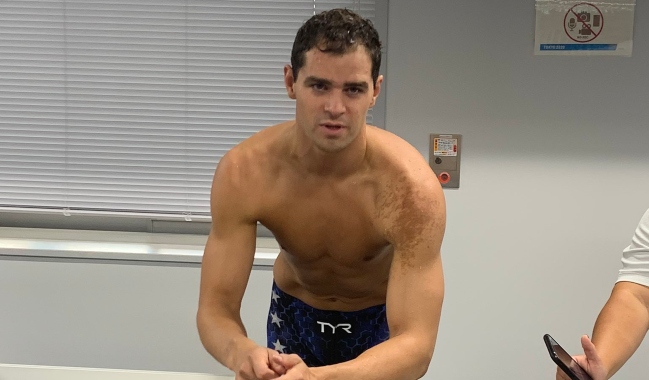 Nadador que no quiso vacunarse antes de los Juegos se negó a usar mascarilla