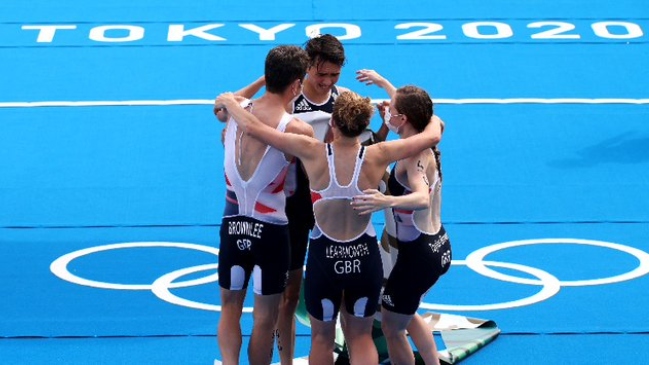 Gran Bretaña ganó medalla de oro en los relevos mixtos del Triatlón en los Juegos Olímpicos
