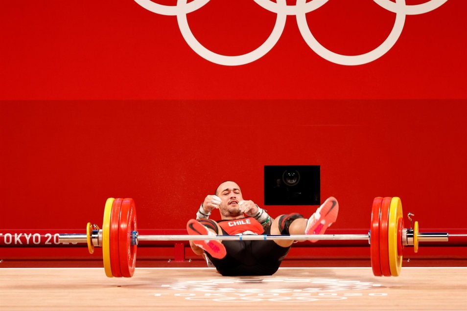 La dramática caída de Arley Méndez en el envión del levantamiento de pesas en Tokio 2020