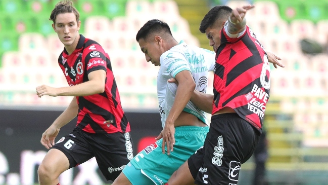 León de Jean Meneses y Víctor Dávila le ganó el duelo de chilenos a Tijuana de Esteban Pavez