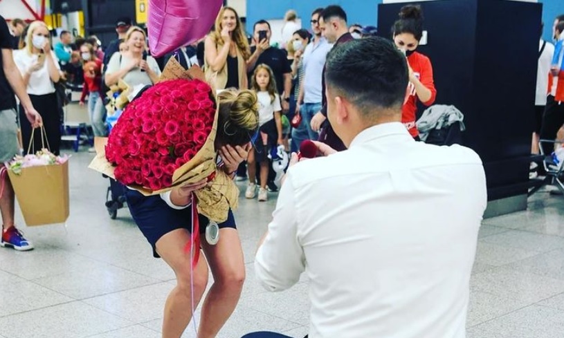 ¡Puro amor! Medallista de plata rusa recibió propuesta de matrimonio apenas aterrizó en su país