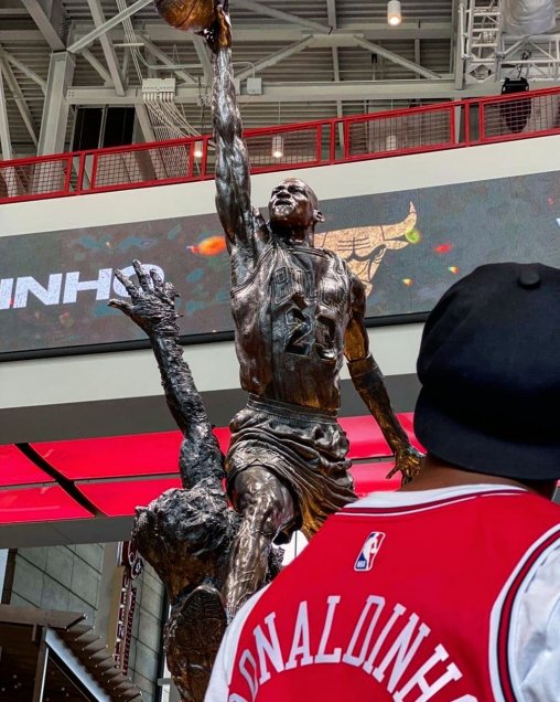 Ronaldinho visitó a Chicago Bulls: “Feliz de conocer la casa de mi ídolo Michael Jordan”