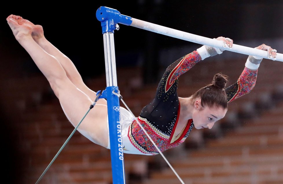La belga Nina Derwael impuso su dominio en las barras asimétricas y ganó el oro en Tokio 2020
