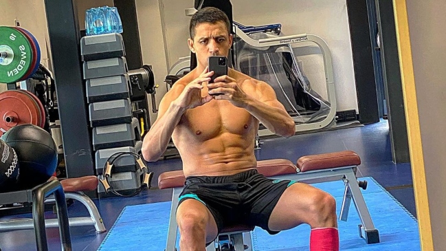 No descansa ni en domingo: Alexis mostró su trabajado físico en Milán