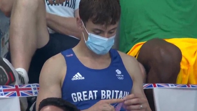 Clavadista británico fue captado tejiendo en competencia de Tokio y se viralizó en redes sociales