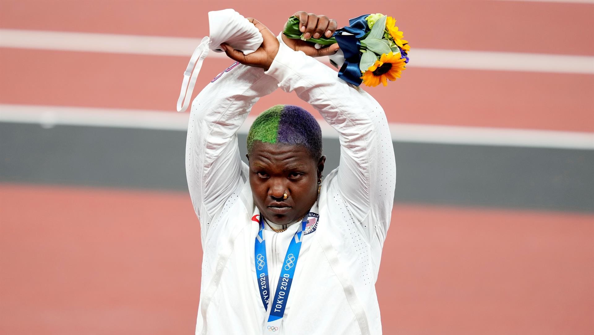 El COI estudia el gesto de Raven Saunders en el podio del lanzamiento de bala