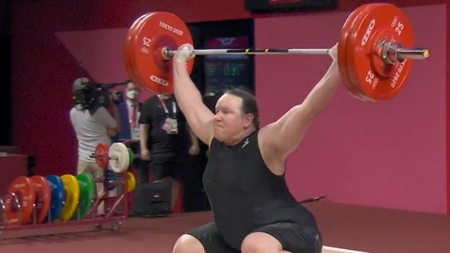 Levantadora de pesas transgénero Laurel Hubbard fue descalificada por fallos en Tokio