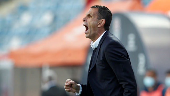 ¿Se enredó la continuidad de Gustavo Poyet en la banca de Universidad Católica?