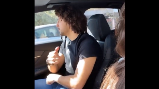 Maximiliano Falcón sacó sus “pasos prohibidos” junto a su pareja mientras conducía