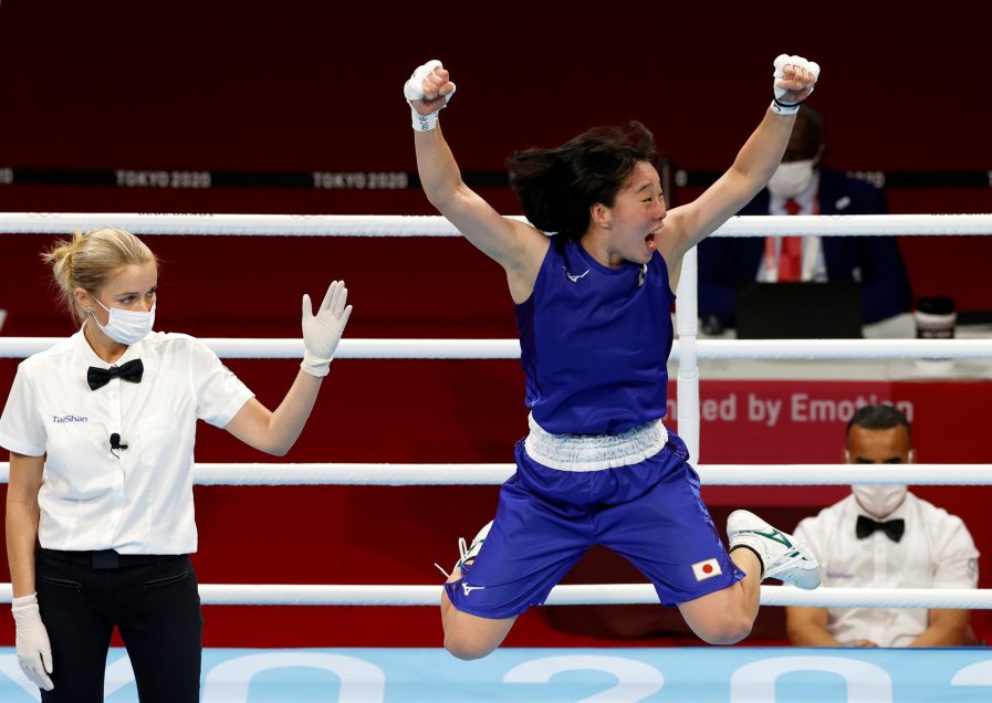 Sena Irie venció a la campeona mundial de peso pluma para ganar el primer oro del boxeo en Tokio 2020