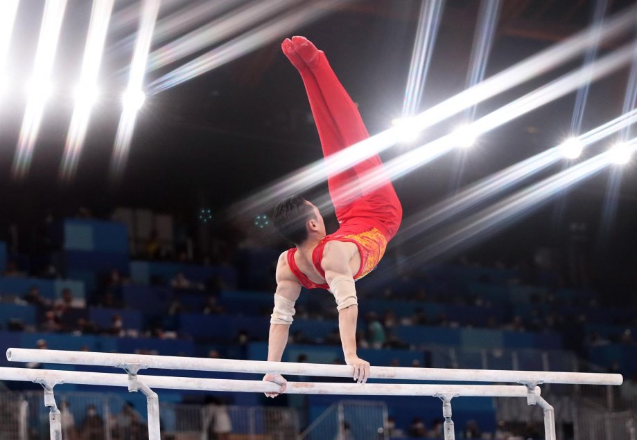 El gimnasta chino Jingyuan Zou ganó el oro en la final de barras paralelas en Tokio 2020