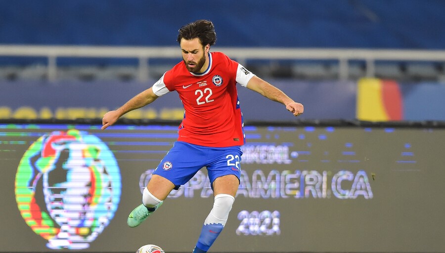 ¡Locura por el delantero de la Roja! Crearon zapatillas inspiradas en Ben Brereton