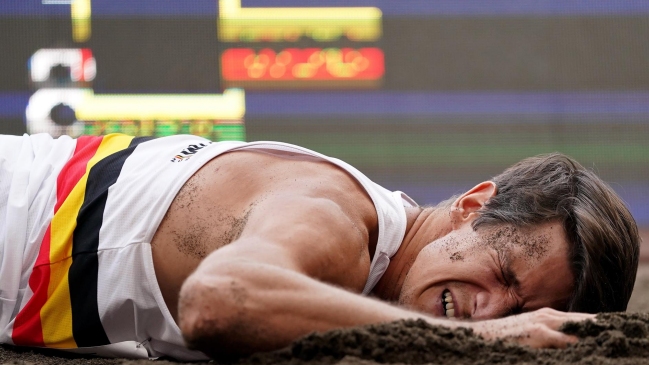 ¡Terrible! Decatleta belga aterrizó con su rostro en el salto largo