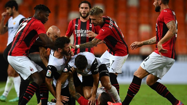 Nada de amistoso: Jugadores de Milan y Valencia se fueron a las manos en partido de preparación