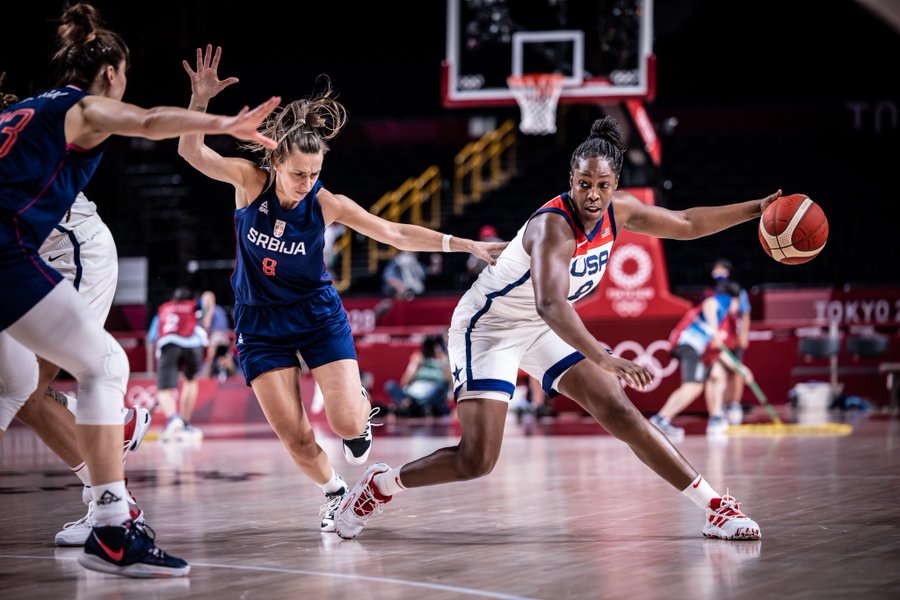 Estados Unidos arrasó con Serbia y defenderá la corona olímpica en la final del baloncesto femenino