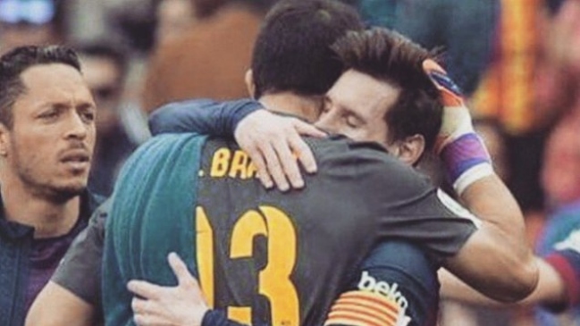 Claudio Bravo fantaseó con Lionel Messi en Betis: Acá le esperamos