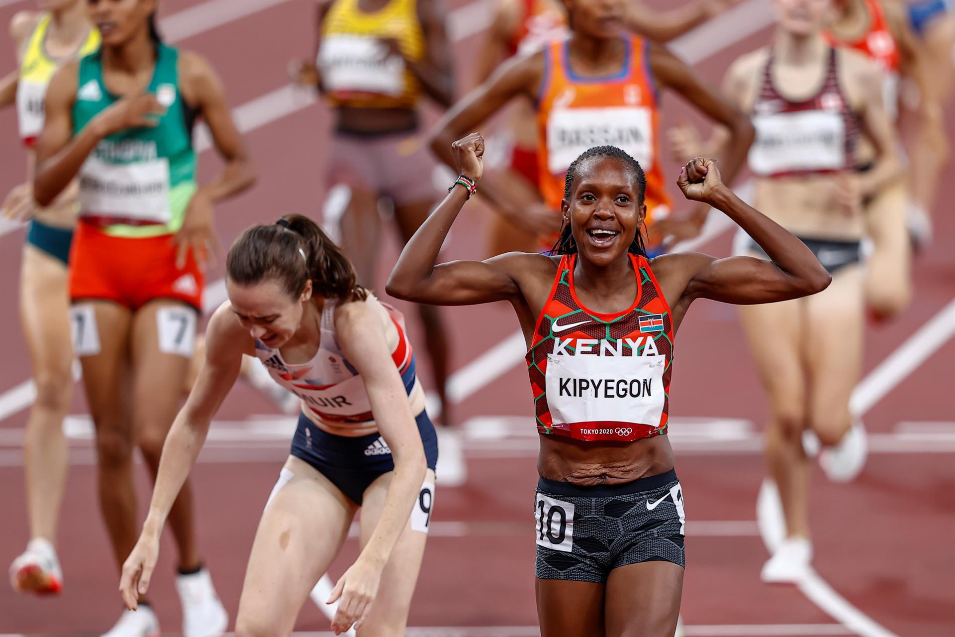 Faith Kipyegon revalidó su título con récord olímpico en los 1.500 metros femenino