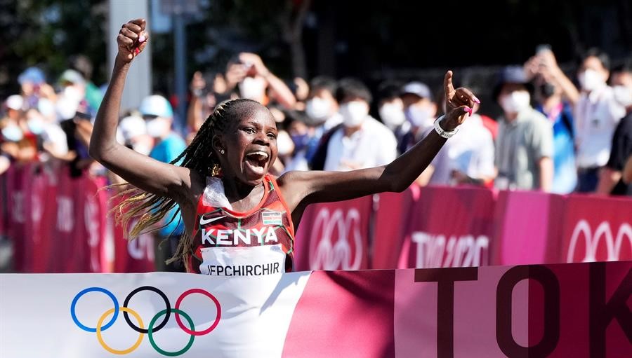 La keniana Jepchirchir ganó el maratón olímpico más lento de la historia