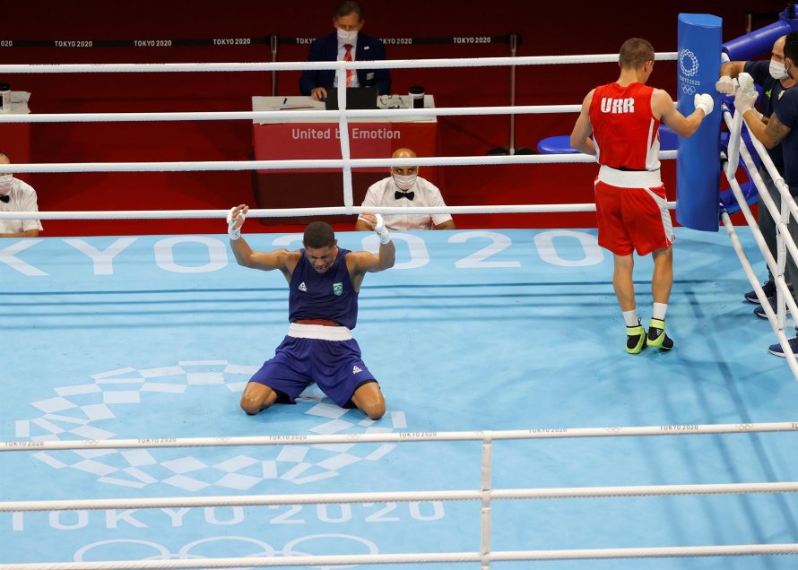 Brasileño Hebert Sousa ganó por nocaut el título olímpico de peso medio en el boxeo de Tokio 2020