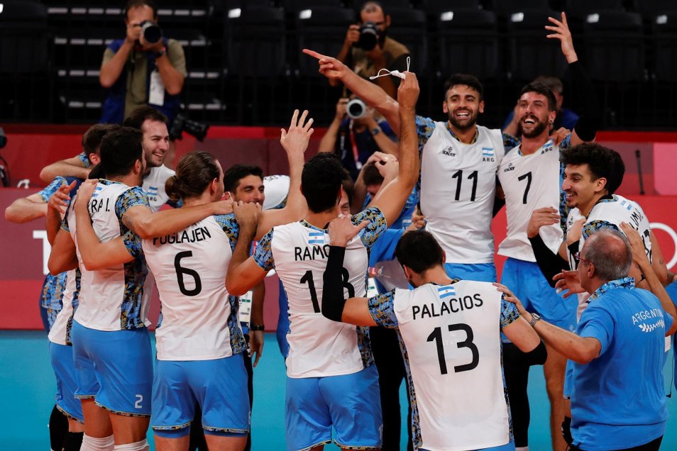 La eufórica celebración de Argentina tras ganar a Brasil y volver al podio del vóleibol olímpico