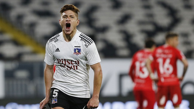 Leonardo Gil probó desde fuera del área y adelantó a Colo Colo ante Curicó