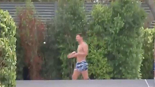 Messi continúa relajado en su casa mientras cientos de fanáticos lo esperan en París