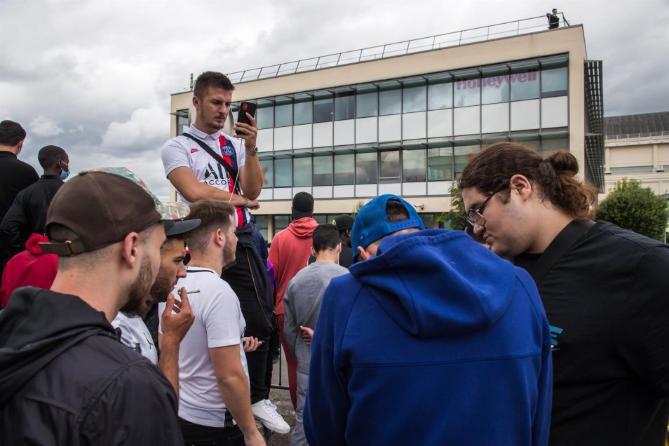 Hinchas de PSG esperan por Messi en el Aeropuerto de Le Bourget
