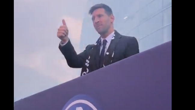 El saludo de Messi a los miles de hinchas de PSG que asistieron a su presentación oficial
