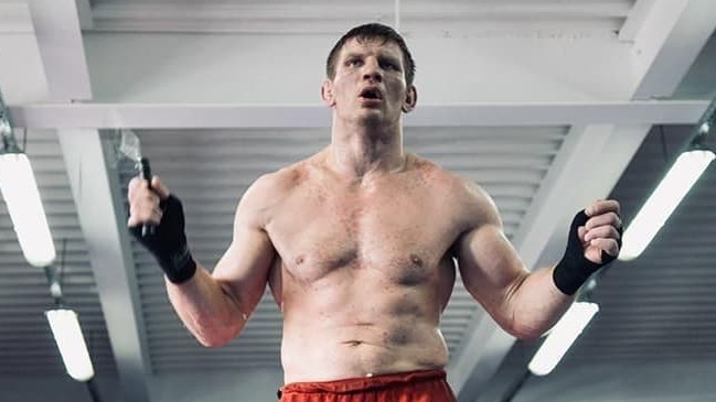 Campeón de kickboxing fue condenado a prisión por golpear a varios policías