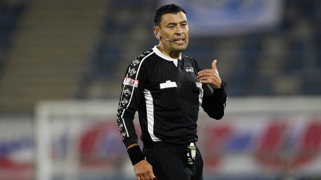 ¿No las llevó? La curiosa situación de Roberto Tobar con sus tarjetas en el U. Española-Huachipato