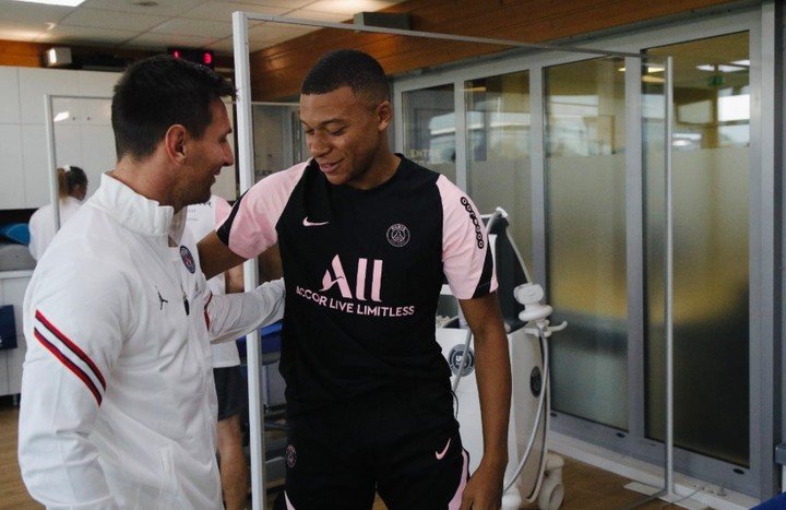 Abrazo y ameno diálogo: La bienvenida de Mbappé a Messi en el entrenamiento de PSG