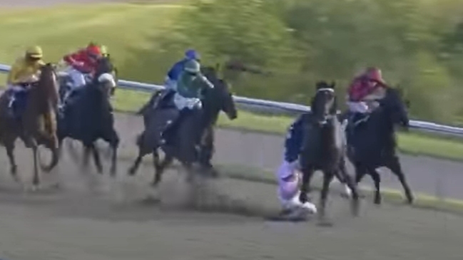La horrible caída de jinete desde su caballo durante una carrera hípica