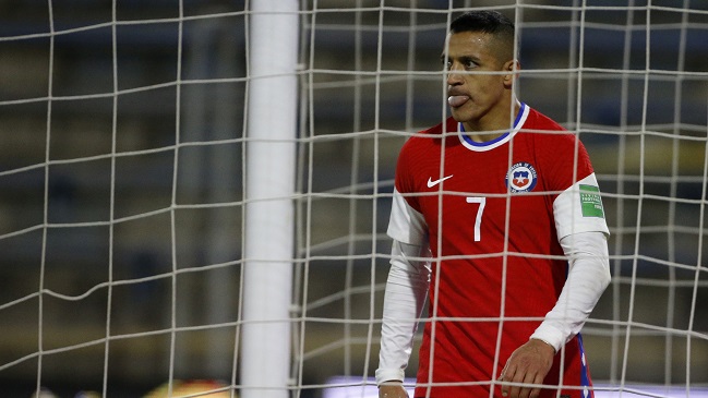 Alexis Sánchez viajó a Barcelona para tratar su rebelde lesión