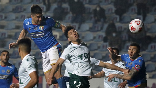 Audax Italiano superó a S. Wanderers con dramático final y se acercó al liderato