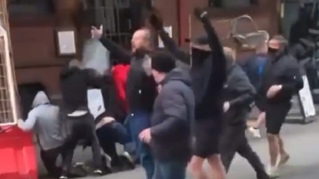 Hinchas protagonizaron una aparatosa pelea en la previa del duelo entre el United y Leeds