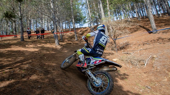Benjamín Herrera ganó primer duelo ante Ruy Barbosa en Nacional Moto Enduro en Pichilemu