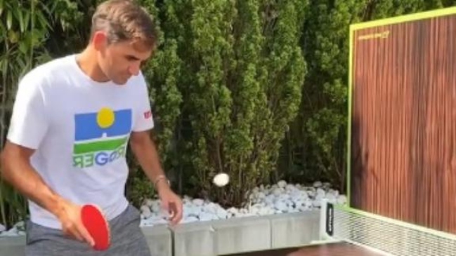 Roger Federer cambió de raqueta y mostró su talento en el tenis de mesa