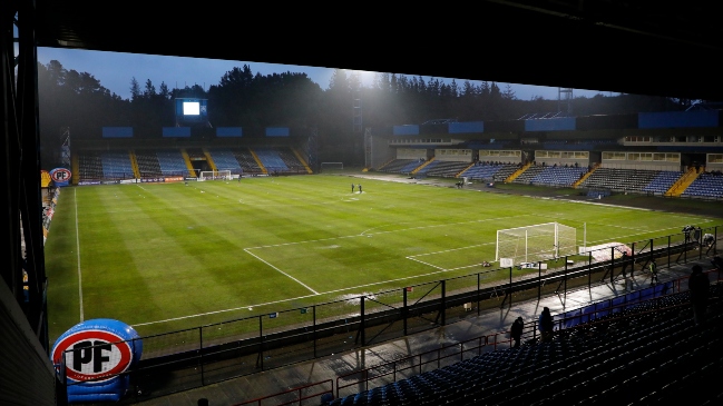 “¿Quieren lesionados?”: Llueven críticas por duelo entre Huachipato y la UC en cancha mojada