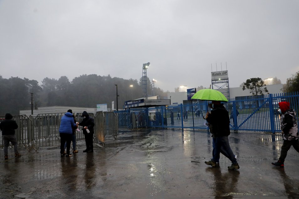 Los valientes hinchas que regresaron al CAP para presenciar el Huachipato-UC en lluviosa jornada