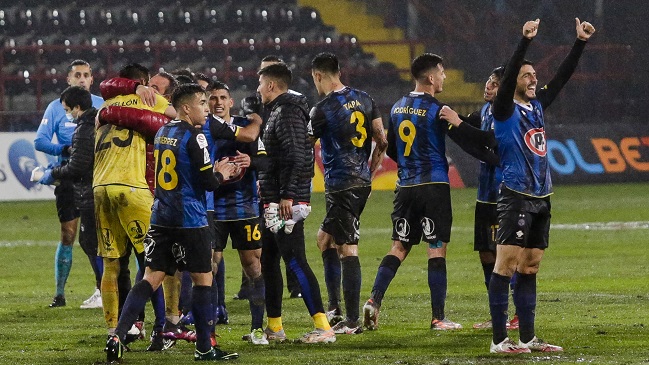 Repasa el ajustado triunfo de Huachipato sobre U. Católica en lluviosa jornada en Talcahuano