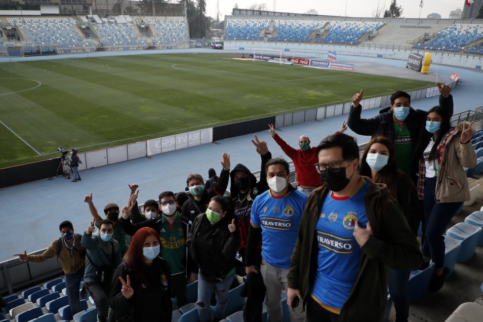 Las mejores imágenes que dejó el esperado retorno de los hinchas a los estadios chilenos