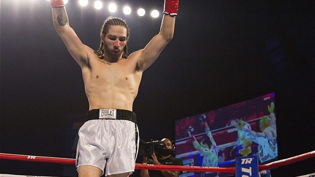 Nieto de Muhammad Ali debutó en el boxeo con dominante nocaut en el primer round