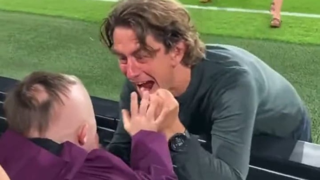 La emotiva celebración de un pequeño hincha de Brentford junto al DT y a los jugadores