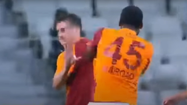 ¡Insólito! Jugador de Galatasaray fue expulsado tras agredir a un compañero